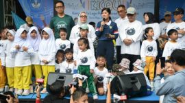 Menkomdigi Meutya Hafid (tengah kaus biru) dan Menteri PPPA Arifatul Choiri Fauzi (tengah kiri jibab putih), dalam acara Car Free Day di Jakarta (Humas komdigi)
