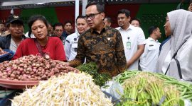 Wamendagri Bima Arya bersama Pj Gubernur Sumut Agus Fatoni dan Wali Kota Medan Bobby Nasution, meninjau Pasar Akik Medan (Foto: Istimewah)