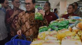 Mendag Budi Santoso saat meninjau pelaksanaan program Friday Mubarak di gerai ritel TipTop, Jakarta (Foto: Antara)